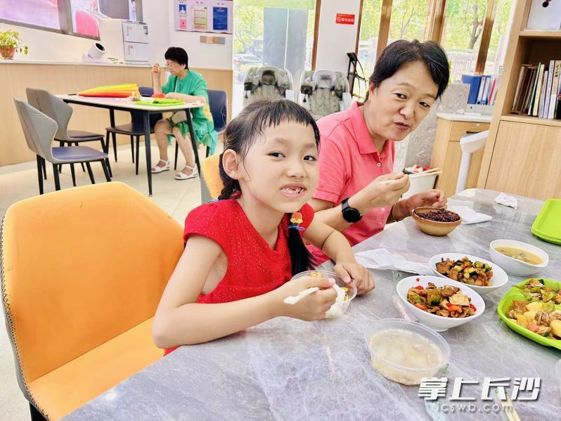 老少同桌当快乐“饭搭子”。