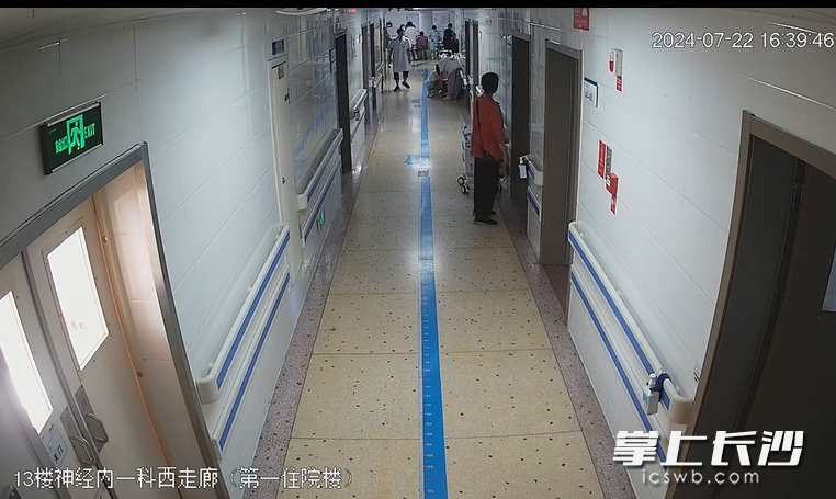 一名女子到湖南省人民医院复诊时，突然晕倒在病房走廊上，医护人员迅速反应，第一时间进行救治，女子化险为夷。  视频截图