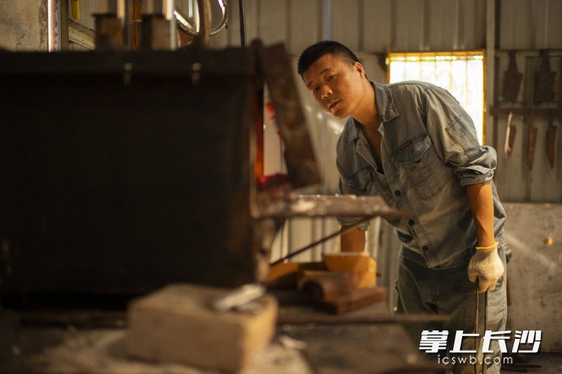 黄钊漪不断地调整炉内的火焰，以把控温度。