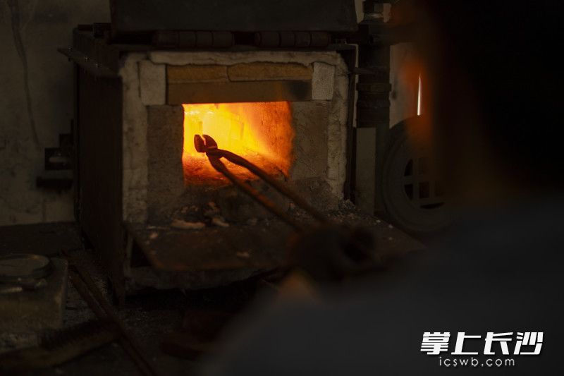 刀胚的材料正在炉膛里煅烧，炉膛温度高达1200℃。