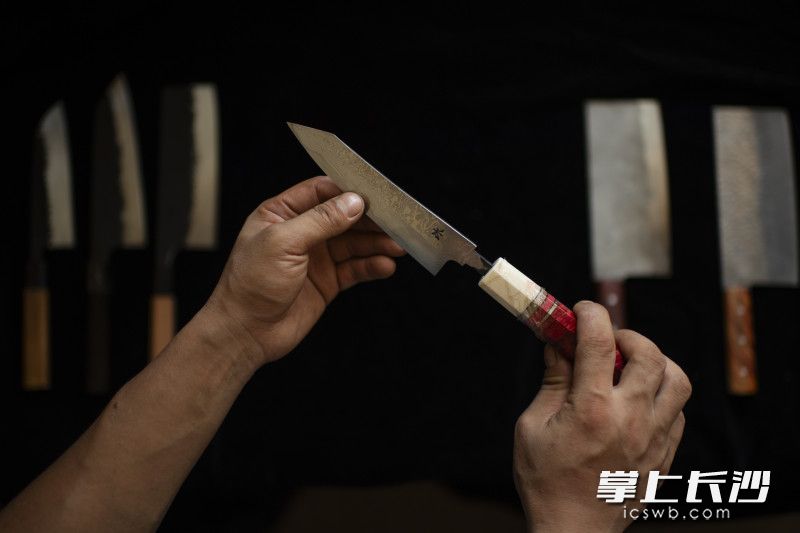 如今，更让他有成就感的是，自己所制的刀，不仅被卖到了全国各地，还被美国、日本、澳大利亚、新西兰、印度尼西亚的顾客购买了。