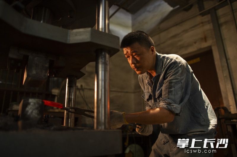 刀匠黄钊漪正在锻打刀具。  均为长沙晚报全媒体记者黄启晴摄
