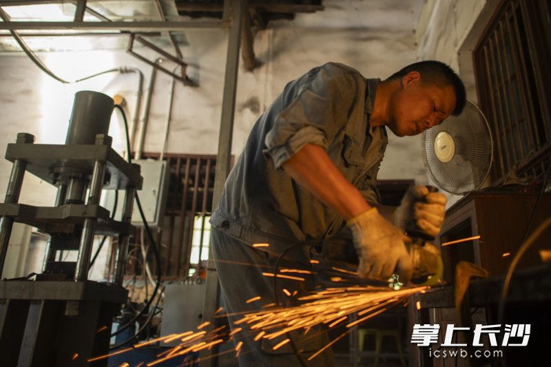 不少客户以为黄钊漪是老铁匠，实际上他是一名“半路出家”的刀匠，曾做过焊工。