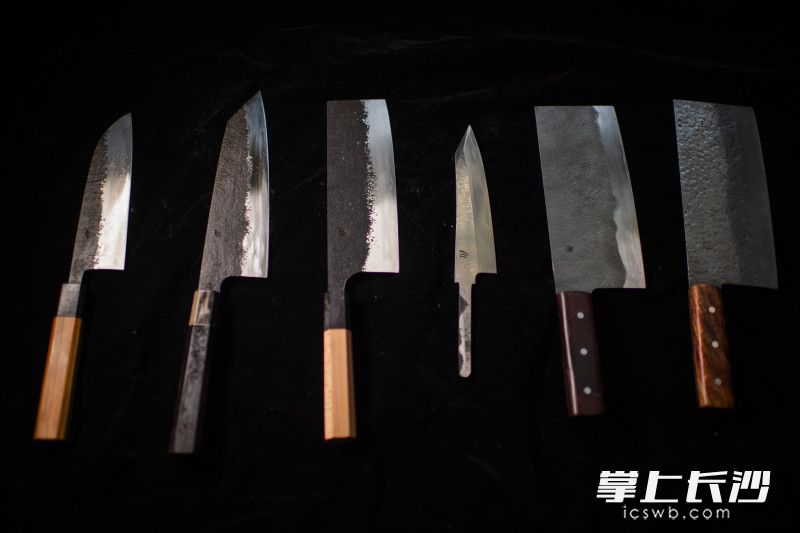 10多种不同“秉性”的钢材，被他制成外表精致的各色刀具——中式、西式、日式。