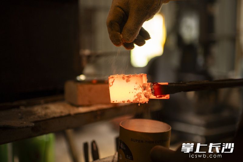 因为融合了不同类型的钢材，需要在煅烧的同时加入助焊的硼砂。
