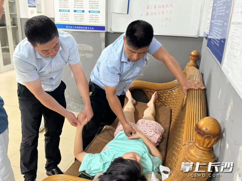 物业工作人员对业主进行救助。 均为受访者供图