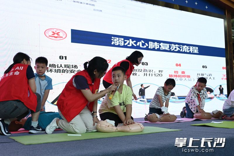 中小学生正在实操心肺复苏。长沙晚报全媒体记者 罗悦 摄