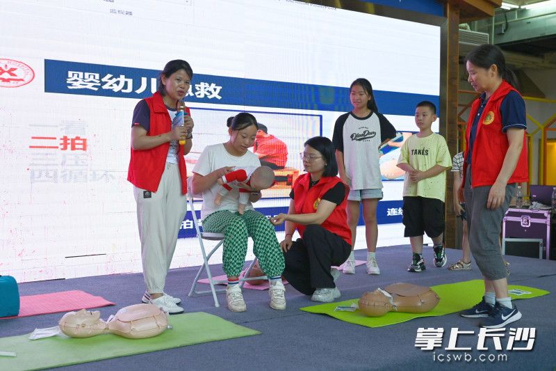 中小学生正在学习婴幼儿急救知识。长沙晚报全媒体记者 罗悦 摄