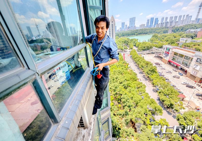 阳光下的肖师傅很阳光。