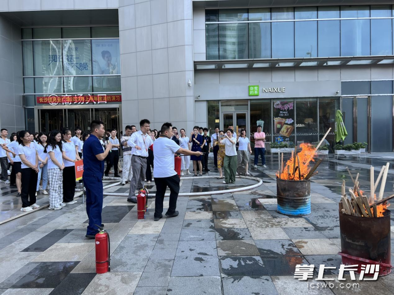芙蓉区消防救援大队开展消防演练。均为长沙晚报通讯员谢梦嘉 供图