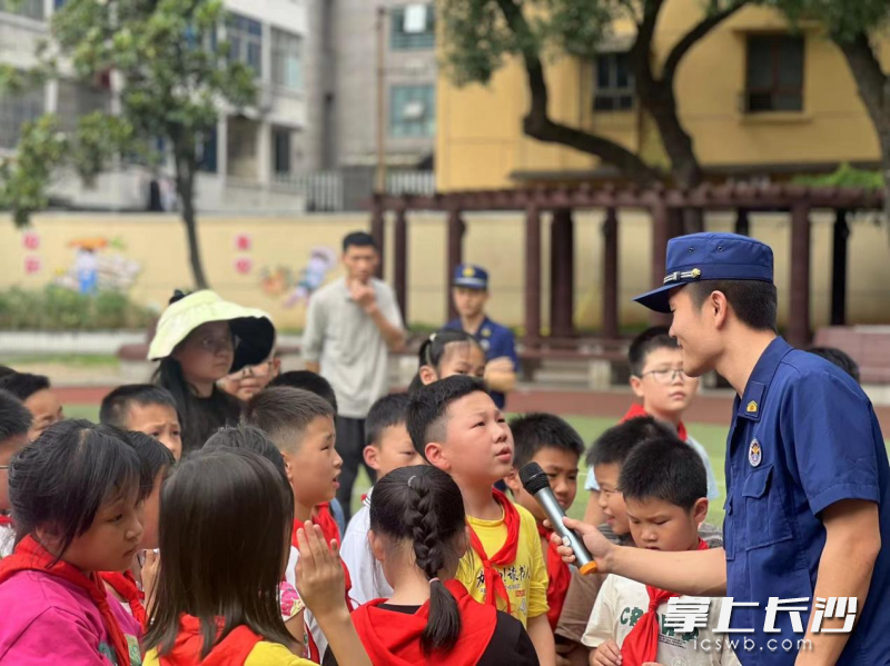 消防救援人员走进基层社区传授“防火经”，和居民们面对面地聊消防安全。