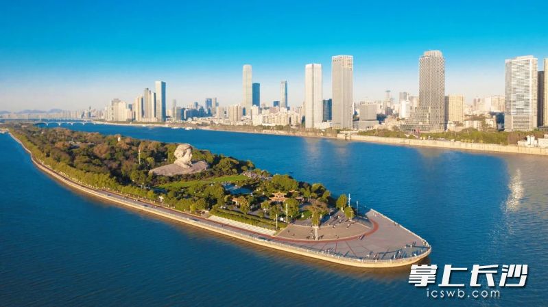 此次活动从文津码头出发，终点为橘子洲东侧战备码头，全程约3000米。  均为主办方供图