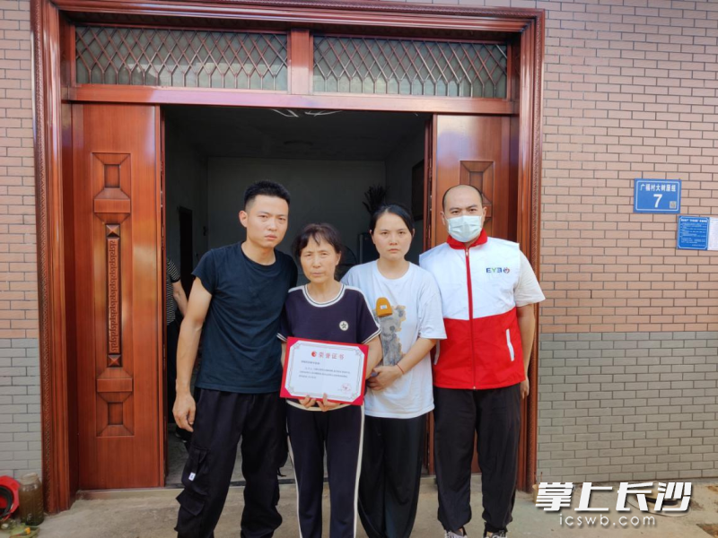 在长沙爱尔眼库工作人员的协助下,刘金正的家人帮他完成眼角膜捐献心愿。长沙晚报通讯员 杨丽红 供图 在长沙爱尔眼库工作人员的协助下,刘金正的家人帮他完成眼角膜捐献心愿。长沙晚报通讯员 杨丽红 供图