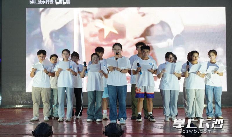 追“锋”少年志愿服务队表演集体朗诵《青春中国》。