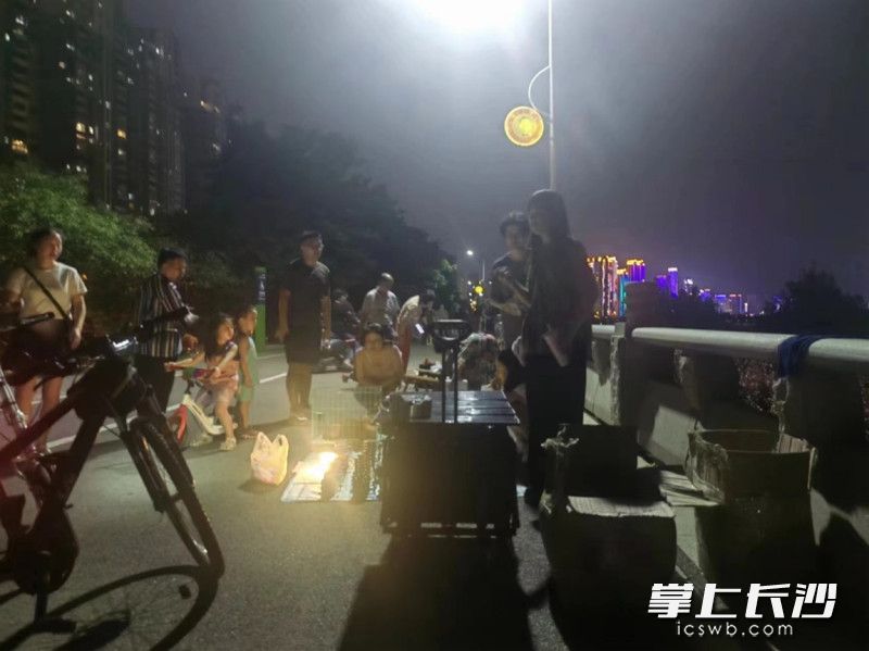赵谦章出摊，金渐层猫吸引路人。 均为长沙晚报通讯员赵胜前摄