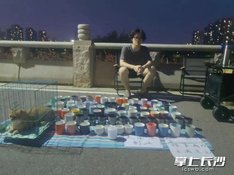 赵谦章在浏阳河河堤夜市摆摊。