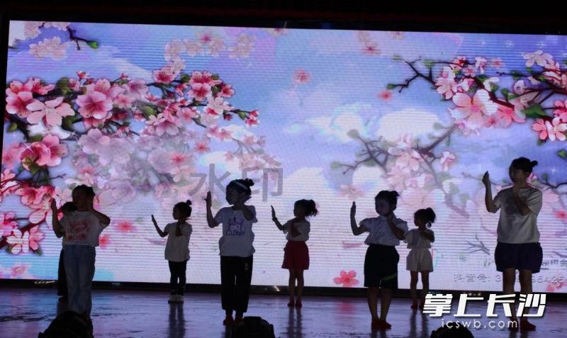 志愿者带领学生们进行了丰富多彩的节目表演。照片均为长沙晚报通讯员 黄欣怡 刘豪 摄影报道