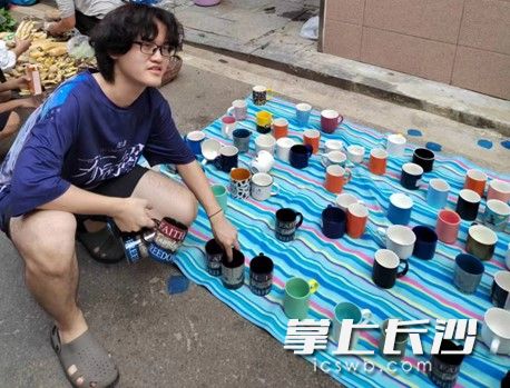 赵谦章尝试在菜市场摆摊。