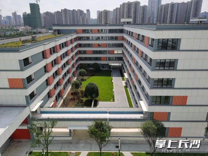 建成的长沙市一中东山学校。