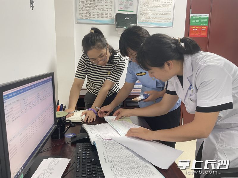 检查人员在检查药品采购的台账。长沙晚报全媒体记者 周辉霞 实习生 李琪摄