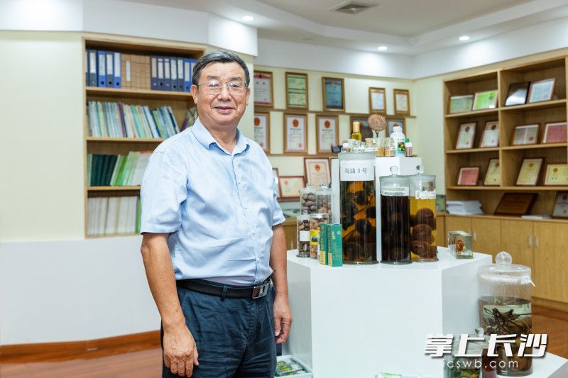 谭晓风教授，是全国五一劳动奖章获得者，率领团队选育的“三华”油茶良种，被誉为“油茶中的超级稻”，为湖南打造千亿油茶产业提供了重要支撑。 长沙晚报全媒体记者 董阳 摄
