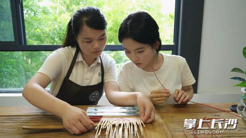 游客在青山竹编非遗文化馆进行竹编体验。