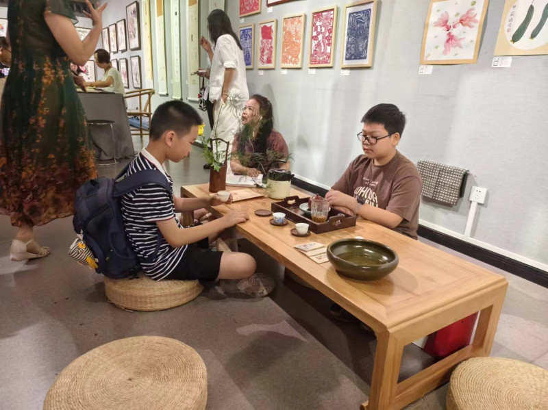 小朋友体验茶艺
