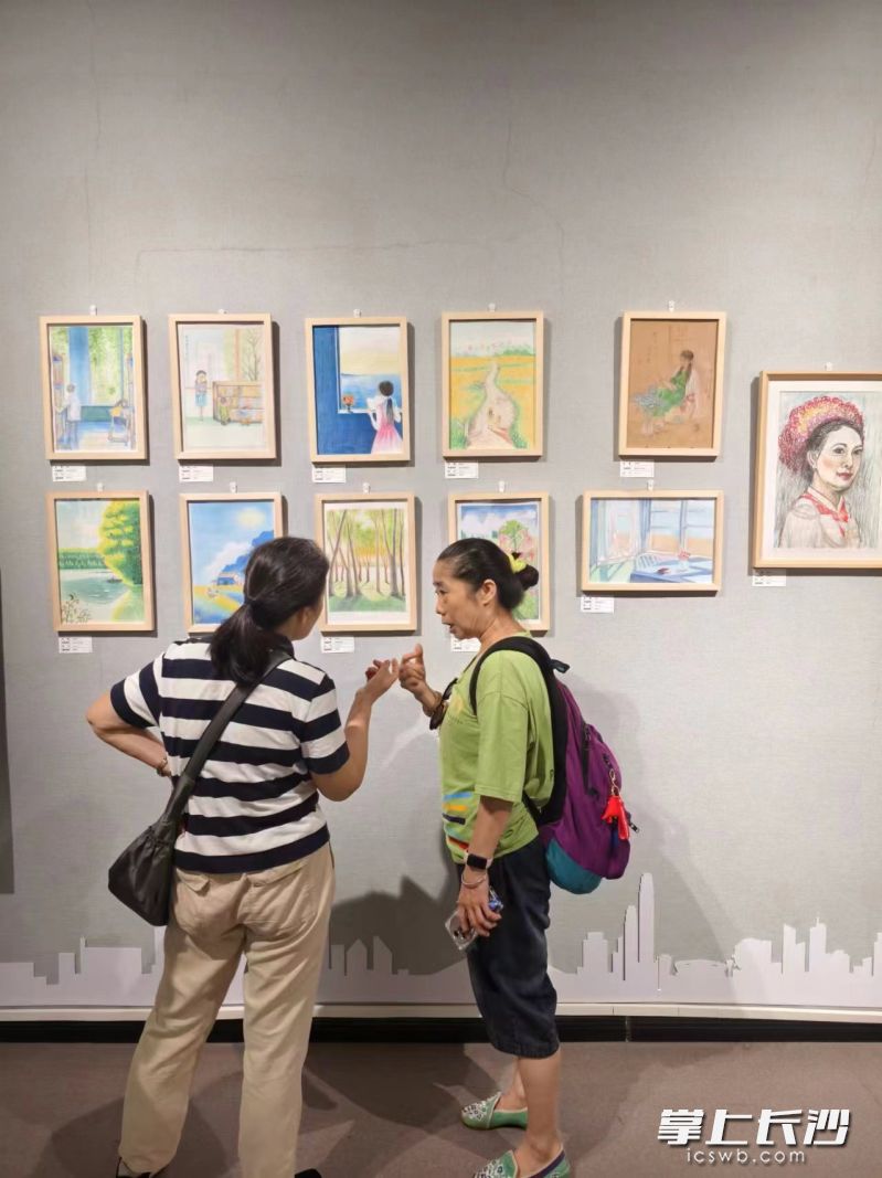 观众交流观展心得。均为长沙晚报全媒体记者 宁莎鸥 摄