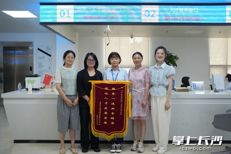 丁燕（左二）为天心区送来锦旗，表达感谢。 通讯员供图