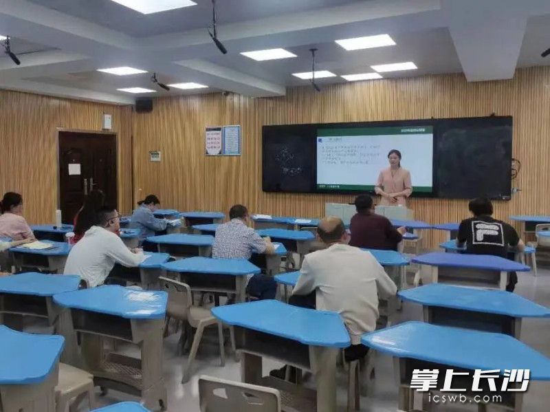 生物教研组集体为云课堂磨课。长沙晚报通讯员 刘懿夫 摄