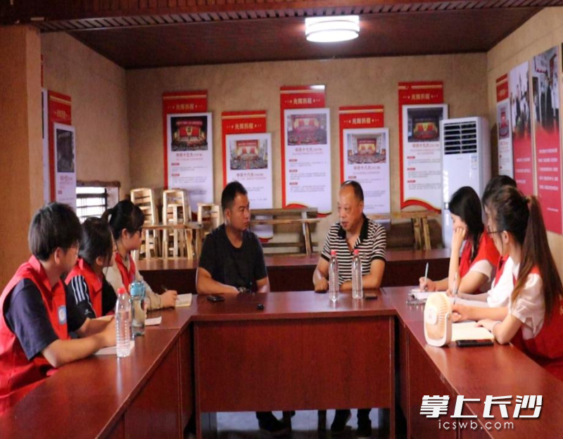 志愿者邀请村民填写调查问卷 雷畅 摄 志愿者邀请村民填写调查问卷 雷畅 摄