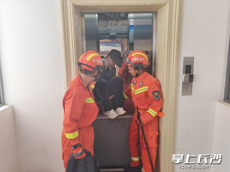 从接警到解救出被困人员，消防救援人员仅用时不到5分钟。长沙晚报通讯员 谢梦嘉 供图