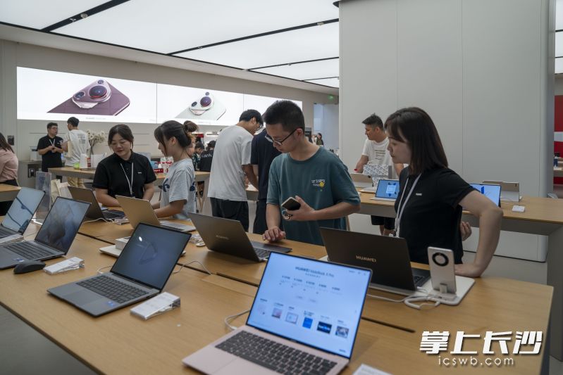 2024年7月27日，华为智能生活馆·长沙万家丽正式开业。门店坐落于万家丽广场，地处万家丽国际Mall一楼。图片均为长沙晚报全媒体记者 周数邑 冯启阳 摄