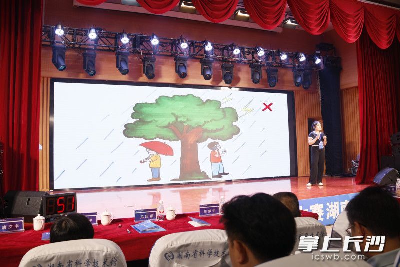 参赛选手正在讲解科学技术相关的知识。 参赛选手正在讲解科学技术相关的知识。