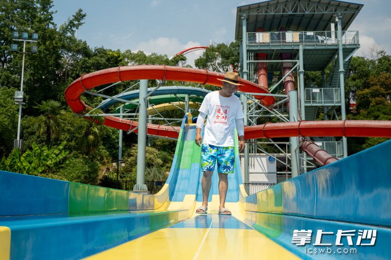 新概念水公园的设备维修师冯金林正在对开园前的水道进行维修检测。
