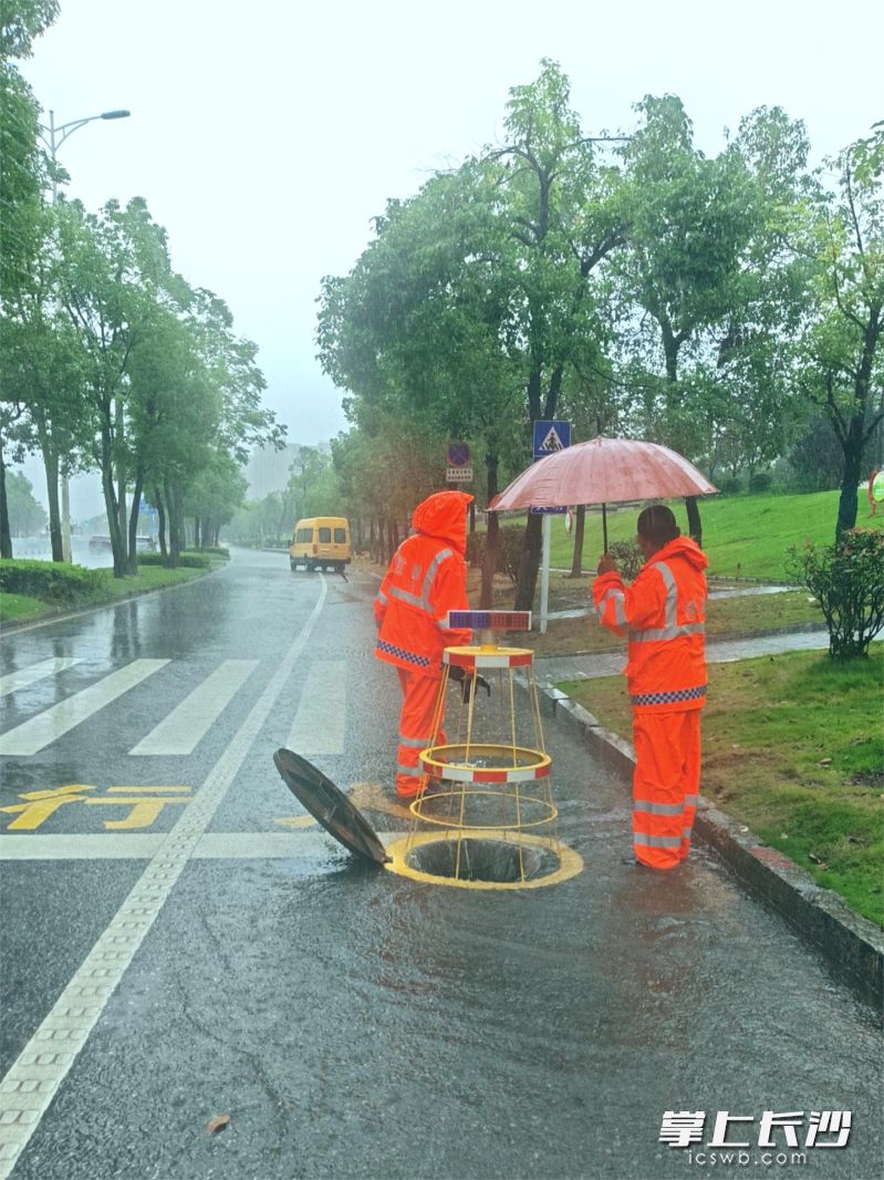 宁乡市住建局自制防汛“排水神器”，在城区易涝点使用的效果非常明显。长沙晚报全媒体记者 张禹 通讯员 陈洪波 伍俊 摄影报道