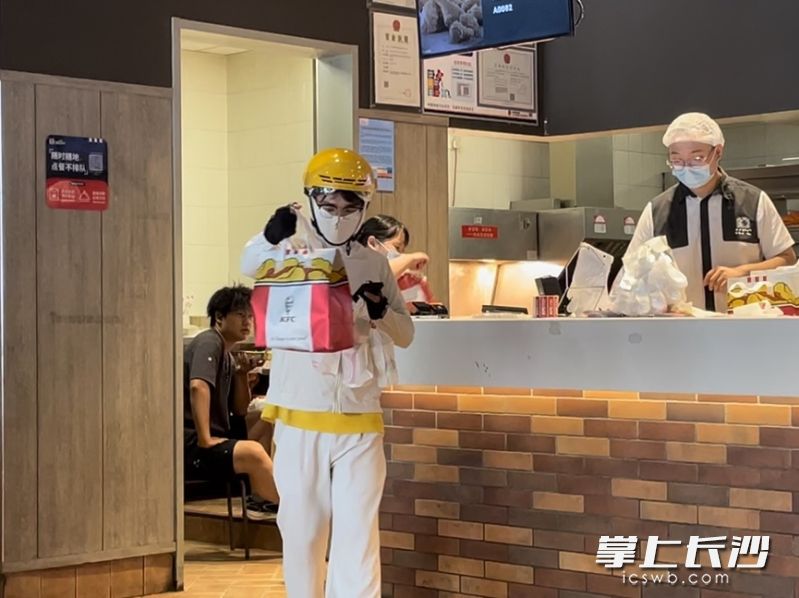 骑手正在检查食安封签是否完整。均为长沙晚报全媒体记者 陈星源 实习生 张千一摄