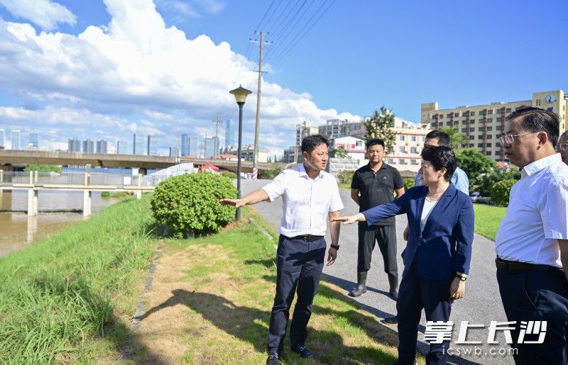 7月29日，省委常委、市委书记吴桂英来到龙王港大堤等地，督导检查巡堤查险、积水排涝等情况。