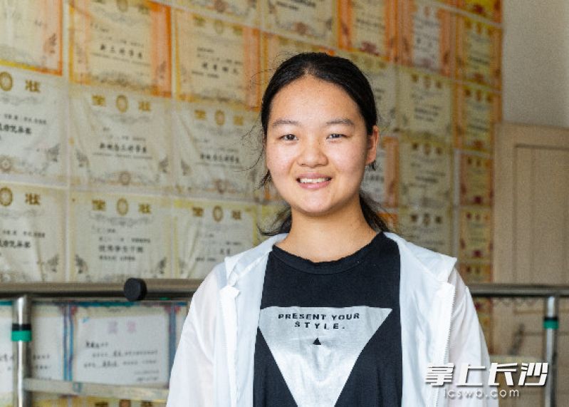 今年考上湘潭大学的小怡。长沙晚报全媒体记者 董阳 摄