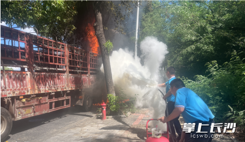 城发能源汤家湖加油站的员工正在处置火情。  受访者供图