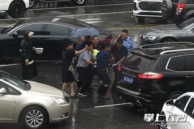 由于路口车辆较多，出于安全考虑，大家合力将文义军抬至安全区域等待救援人员到来。