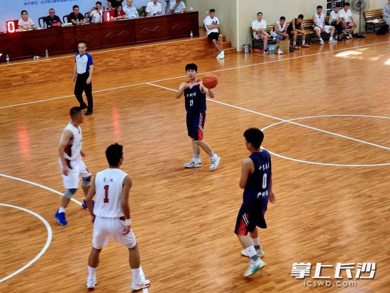 “村BA”篮球赛吸引了不少在外工作、求学的乌山人赶回来参赛。