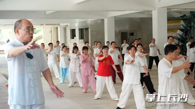长沙市太极拳运动协会助力全民运动健身模范市创建活动在沩山举行。 均为资料图片
