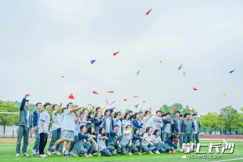 从同升湖出发，走向全世界。