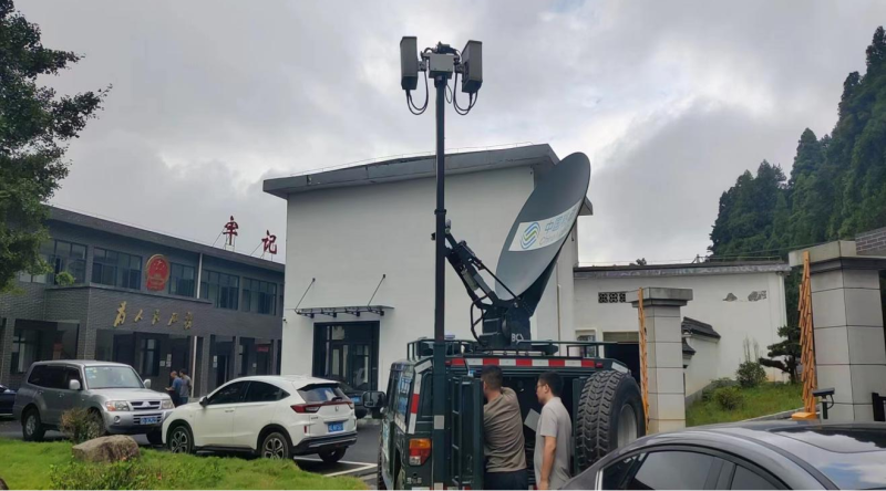图为湖南移动衡阳分公司出动应急卫星通信车保障南岳区寿岳乡岳林村通信。