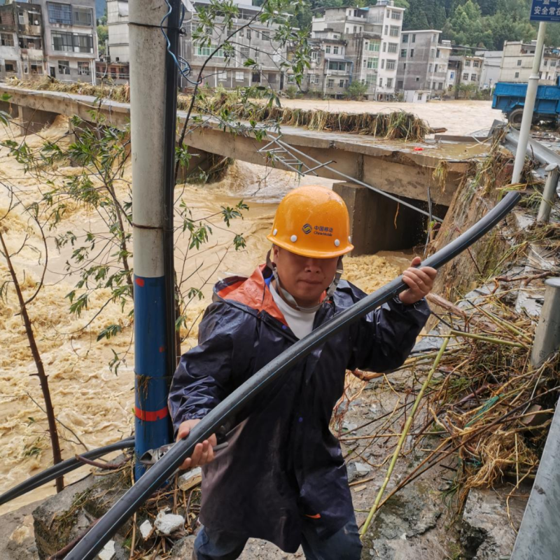 图为湖南移动网络抢修突击队员在郴州汝城南洞乡跨河布放光缆。