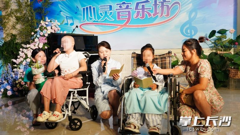 龚钰护士长与小患者们一起合唱《隐形的翅膀》。