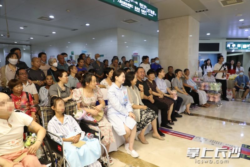音乐会吸引了众多患者、家属和医护人员驻足观看。均为医院供图