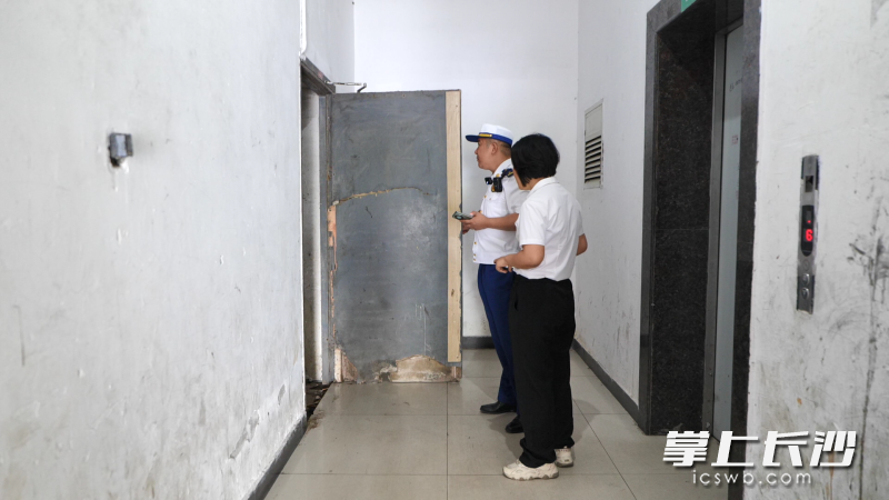部分防火门损坏。