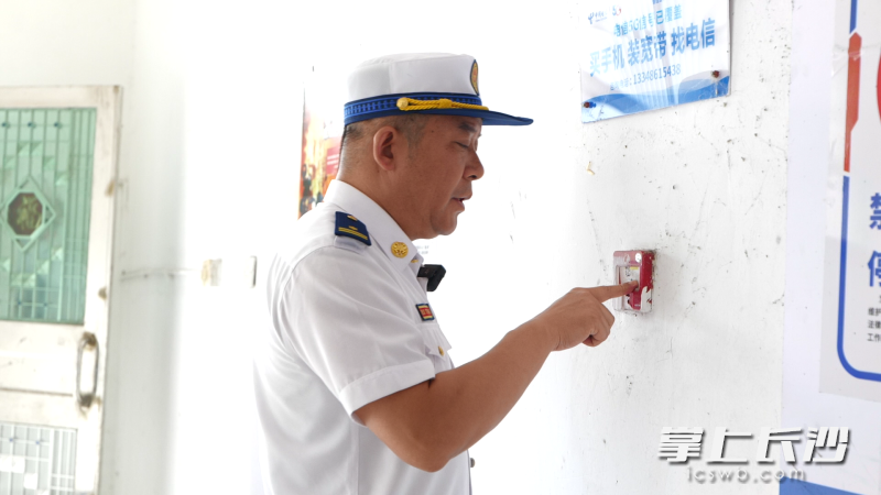 消防监督员发现浏阳市健寿大道的龙腾国际1栋的火灾自动报警系统已瘫痪。长沙晚报通讯员 寻艳 供图